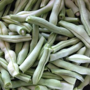 豆角抽掉筋，掰成小段，清洗干净。