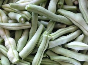 豆角抽掉筋，掰成小段，清洗干净。
