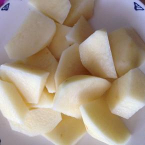 土豆去皮切成块。