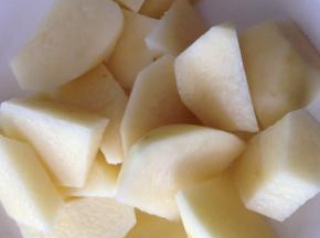 土豆去皮切成块。