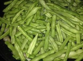 锅内倒入适量食用油，加入豆角翻炒。