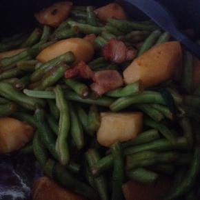 加入适量盐，少许水，炖至土豆绵软，豆角熟了即可，大约20分钟左右。