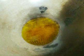 起锅烧热，倒适量的菜籽油。