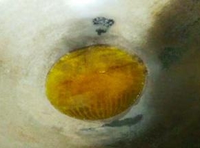 起锅烧热，倒适量的菜籽油。