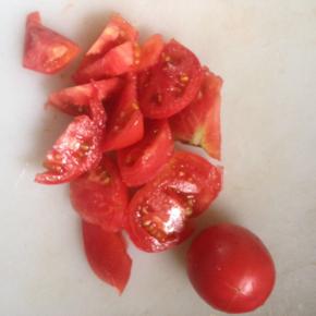 西红柿切小块。