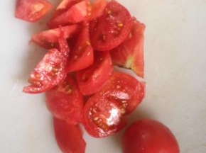 西红柿切小块。