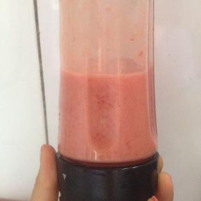 取一半的西红柿放入料理机中搅拌成汁。