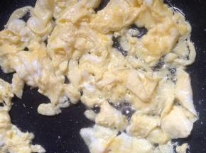 鸡蛋打散后，锅内倒入适量食用油，一边翻炒鸡蛋，一边划散。