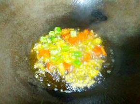 油熟下碗里的配料，慢慢炒香。