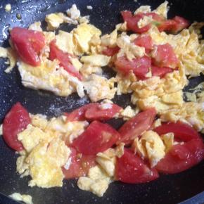 加入西红柿翻炒。