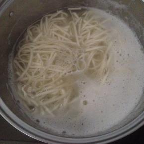 炒菜的同时，另起一锅，煮面条。面条煮到8分熟捞出过凉水。