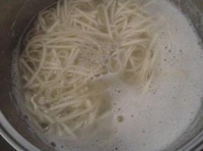 炒菜的同时，另起一锅，煮面条。面条煮到8分熟捞出过凉水。