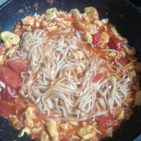 将面条倒入西红柿鸡蛋中，翻炒均匀。炒至面条充分吸收了番茄的汤汁，出锅前撒盐调味 即可。