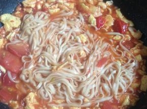 将面条倒入西红柿鸡蛋中，翻炒均匀。炒至面条充分吸收了番茄的汤汁，出锅前撒盐调味 即可。