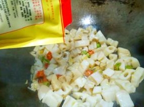 藕丁炒两分钟，加少许鸡精。