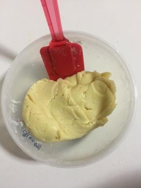  用硅胶刮刀翻拌均匀至无干粉！