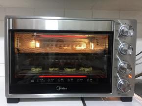 放入提前预热好的烤箱，第二和第四层，上下火170度烤20分钟即可！我是两盘同时烤的，烤制到一半的时间（10分钟）的时候，把两个烤盘位置调换一下！如果只看一盘，直接置于烤箱中层烤即可！