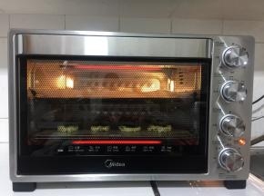 放入提前预热好的烤箱，第二和第四层，上下火170度烤20分钟即可！我是两盘同时烤的，烤制到一半的时间（10分钟）的时候，把两个烤盘位置调换一下！如果只看一盘，直接置于烤箱中层烤即可！