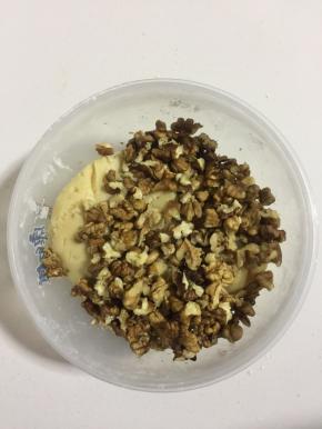 加入120克的核桃仁与面糊翻拌均匀！(核桃仁直接用的是生核桃，不用单独烤熟和褪皮！核桃仁用手掰碎即可，嚼着有颗粒感！)
