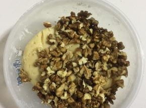 加入120克的核桃仁与面糊翻拌均匀！(核桃仁直接用的是生核桃，不用单独烤熟和褪皮！核桃仁用手掰碎即可，嚼着有颗粒感！)