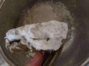 接着将处理好的螃蟹切口处沾上淀粉
