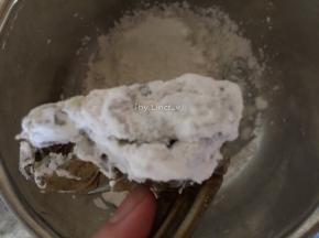 接着将处理好的螃蟹切口处沾上淀粉
