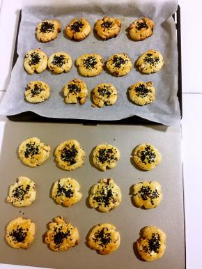 烤好的核桃酥色泽金黄，香甜酥脆，晾凉以后装在密封的玻璃瓶里保存即可！