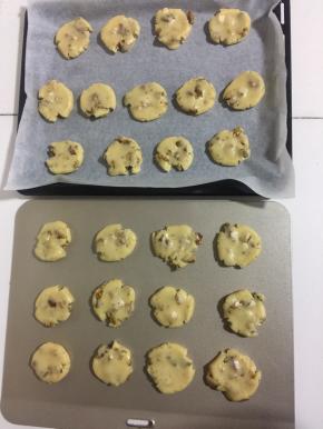 用手掌把圆球轻轻的压扁！