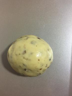  这是拌好的面糊！(如果感觉用硅胶刮刀翻拌麻烦，也可以带上一次性手套抓匀后再揉圆）