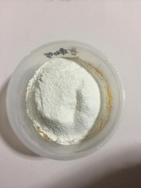 过筛加入220克低筋面粉与2克小苏打和2克泡打粉！