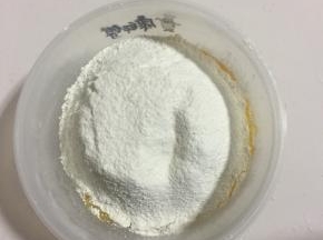 过筛加入220克低筋面粉与2克小苏打和2克泡打粉！