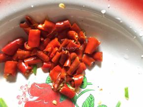 小红椒洗净后切小待用

