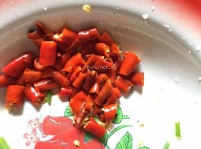 小红椒洗净后切小待用
