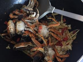 接着加入榨好的螃蟹
