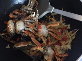 接着加入榨好的螃蟹
