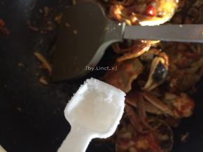 加入适量盐翻炒
