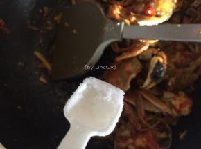 加入适量盐翻炒
