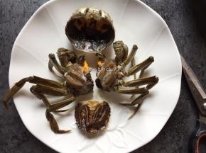 首先将所有螃蟹洗刷干净，接着将螃蟹分成几块，去除尾部（辩别公母的部分），去除蟹腮和黑色部分，待用
