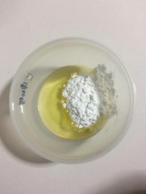 把100克玉米油倒进大碗中，加入2克盐和60克糖粉，用打蛋器搅拌均匀！