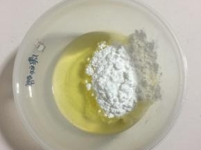 把100克玉米油倒进大碗中，加入2克盐和60克糖粉，用打蛋器搅拌均匀！