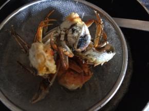 炸至蟹黄微黄即可控油捞起
