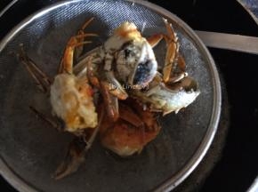 炸至蟹黄微黄即可控油捞起
