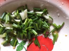 香葱洗净后切小段待用

