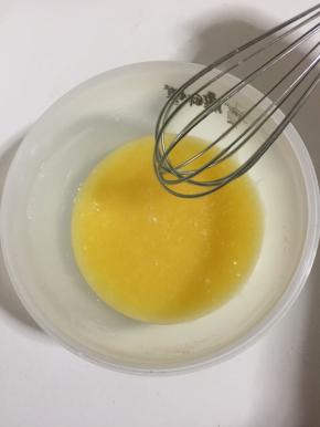 加入40克鸡蛋液继续搅拌均匀！