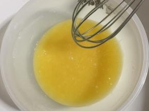 加入40克鸡蛋液继续搅拌均匀！