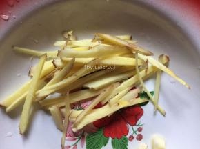 生姜洗净后切丝待用
