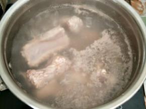 冷水入锅烧开，冲洗干净浮沫