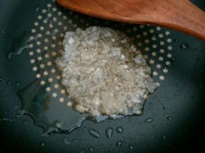 锅烧热加两勺油，下入冰糖小火炒糖色