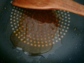 炒到冰糖化开呈金黄即可