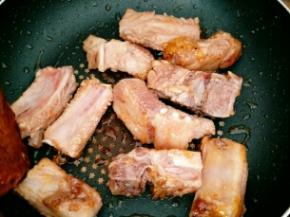 迅速倒入排骨翻炒，均匀的裹上糖色